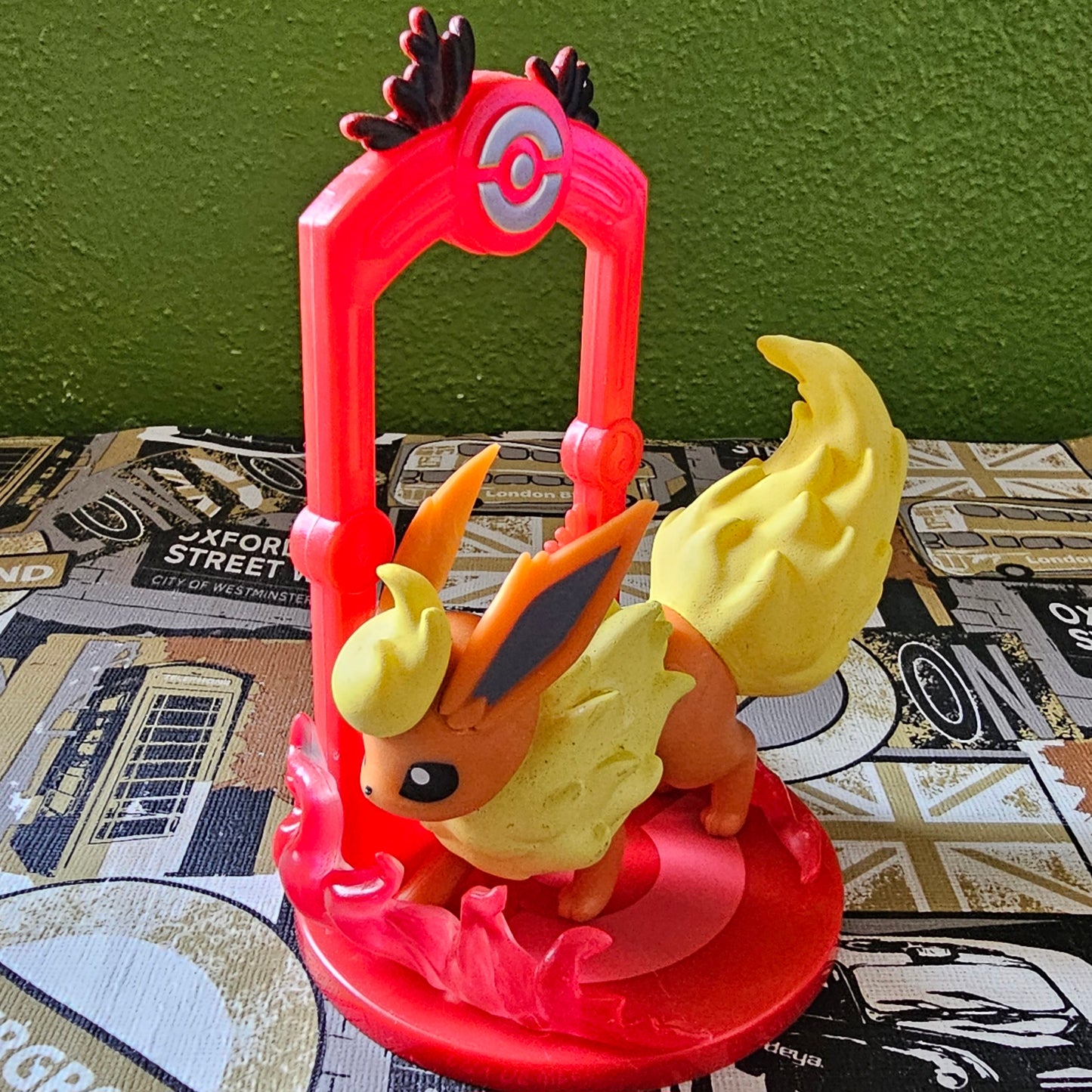 Figura Flareon con exhibidor