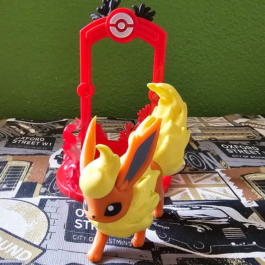 Figura Flareon con exhibidor